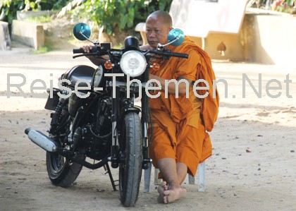 Koh Samui Mönch mit Motorrad Copyright Karsten-Thilo Raab