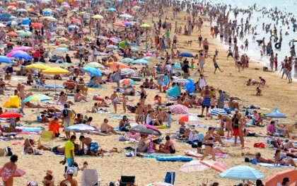 Überfüllter-Strand-kl